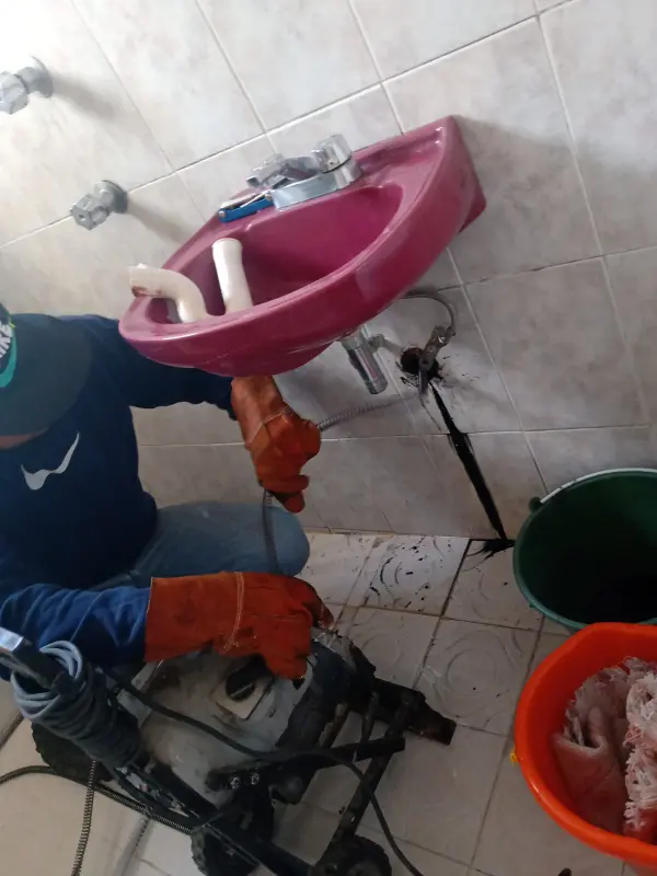 destapando regadero